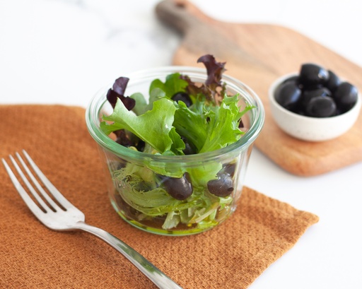 Salade verte et olive noire