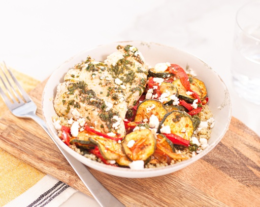 Salade de quinoa, poulet mariné sauce chimichurri, feta et légumes de saison