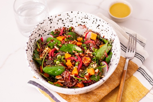 Salade de quinoa, patates douces rôties, pickles d'oignon & graines de courges
